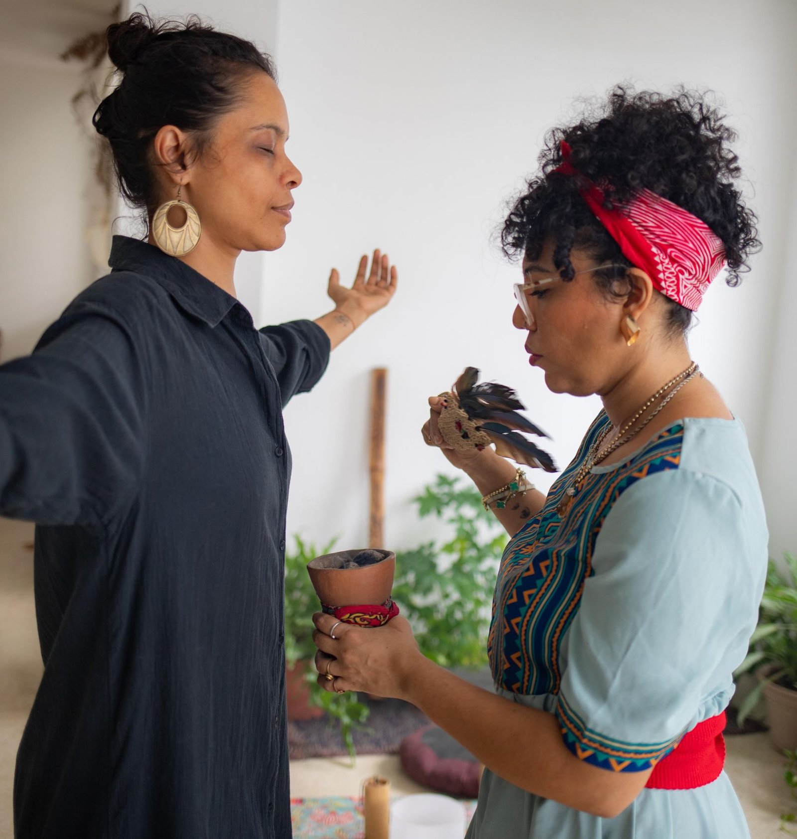 Valentina en un ritual con sahumerio junto a una participante